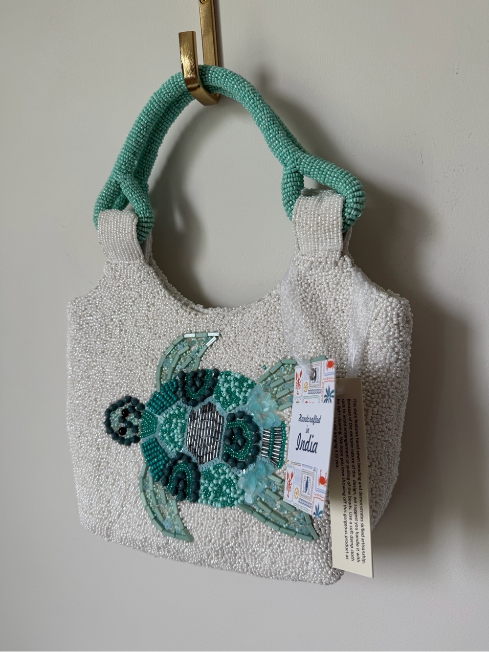 Viral Beaded Sea Turtle Tote Bag in White and Aqua - Picture 3 of 6